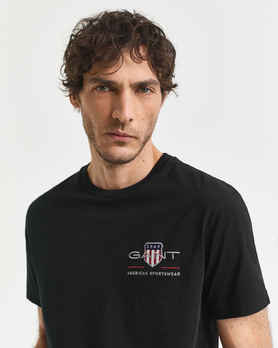 tricou cu scut brodat archive - negru