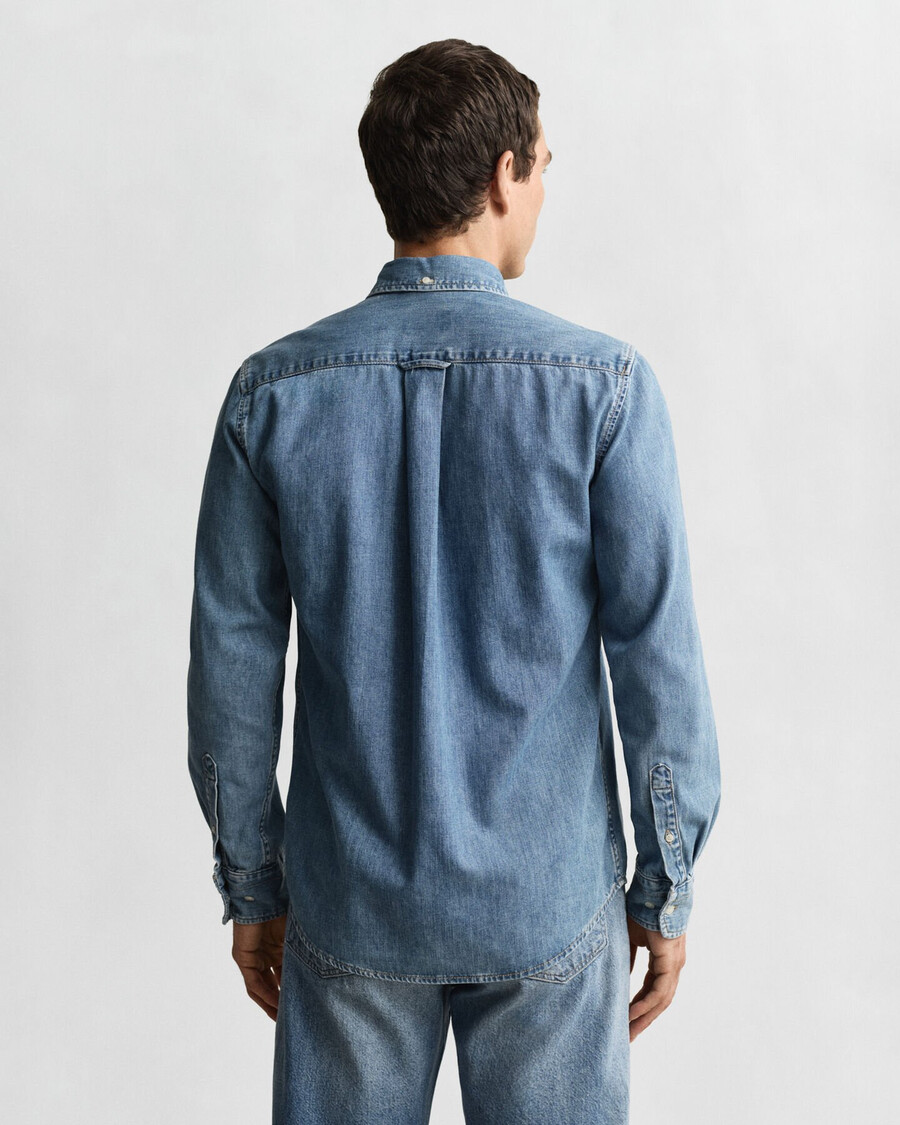 cămașă din denim cu croială regulată - albastru semideschis purtată
