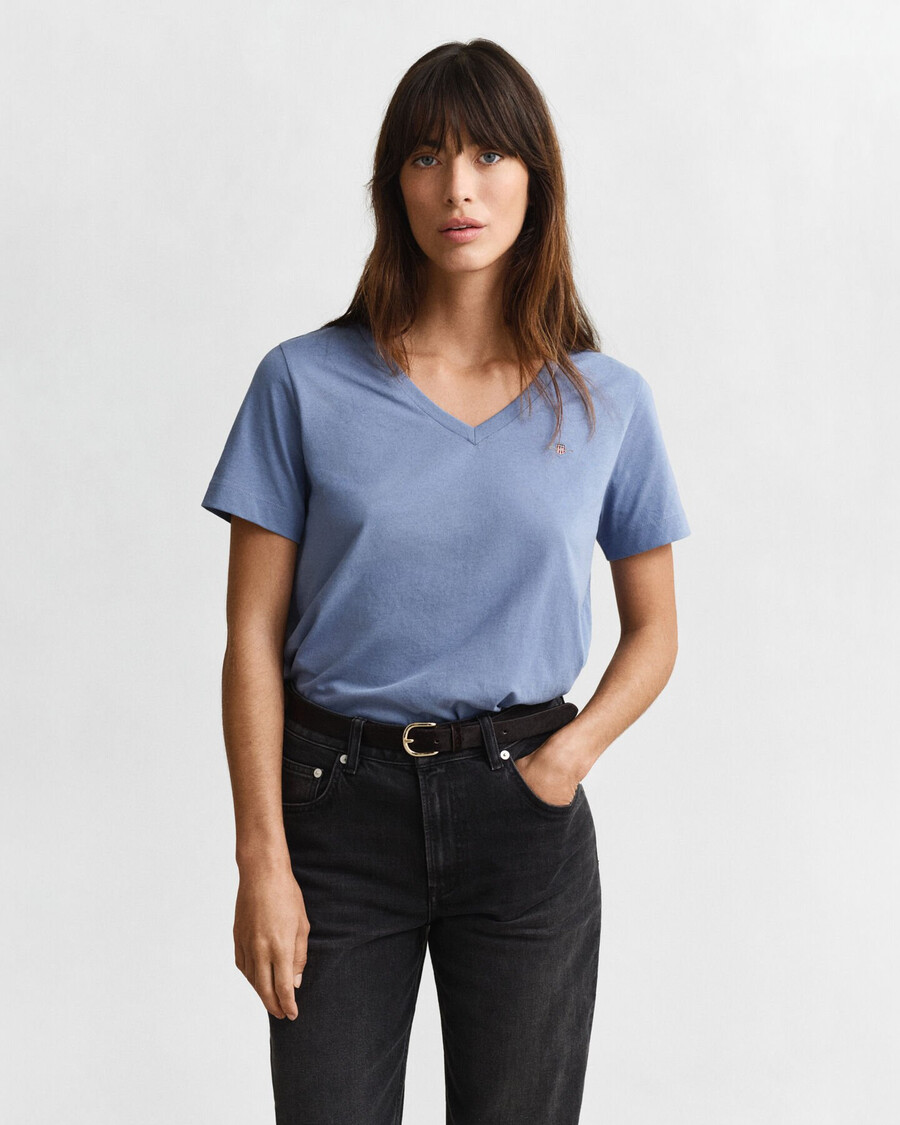 tricou cu guler în v și imprimeu shield - denim decolorat