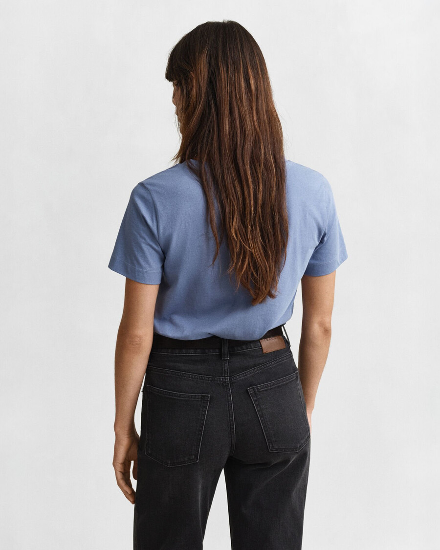 tricou cu guler în v și imprimeu shield - denim decolorat