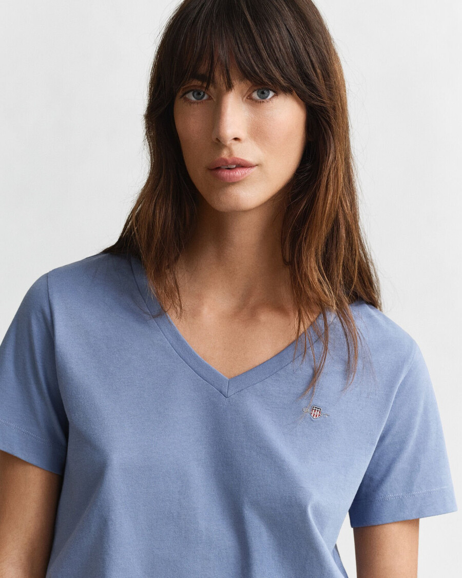 tricou cu guler în v și imprimeu shield - denim decolorat